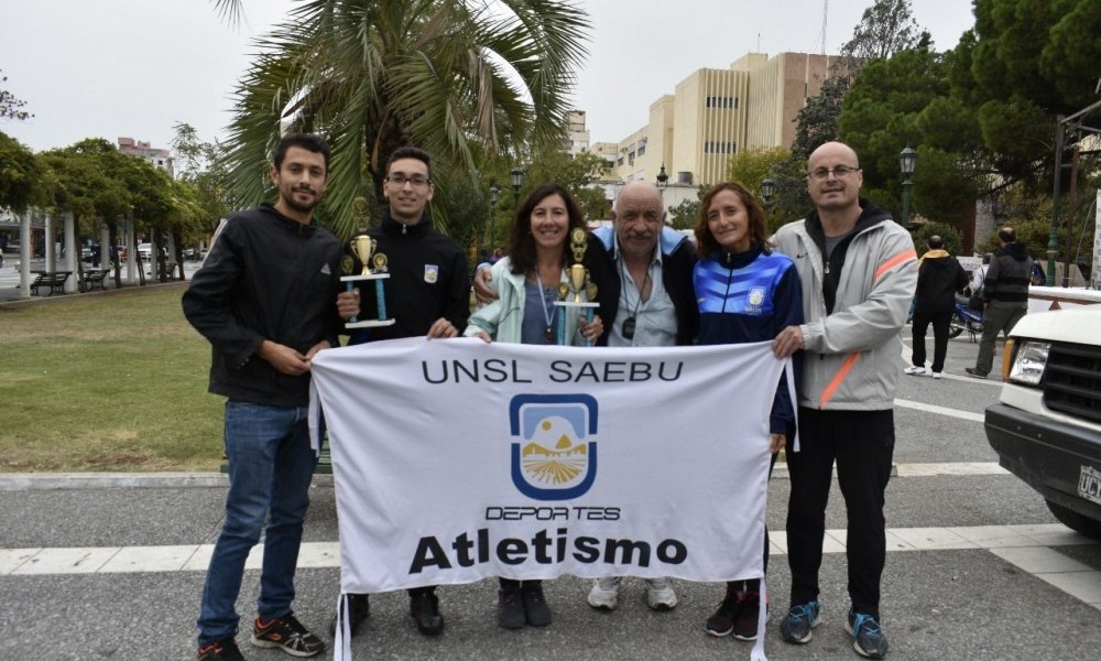 Atletas de la UNSL destacados en maratón internacional