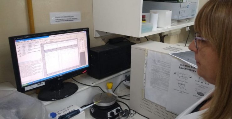 Realizan el control de calidad de mil litros de alcohol