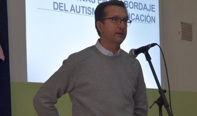 El Dr. José Luis Cuesta Gómez visita la UNSL y capacita en Autismo