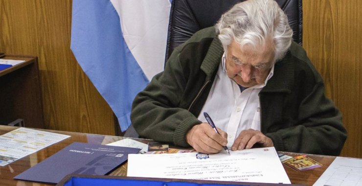«Pepe» Mujica firmó el título Dr. Honoris Causa de la UNSL