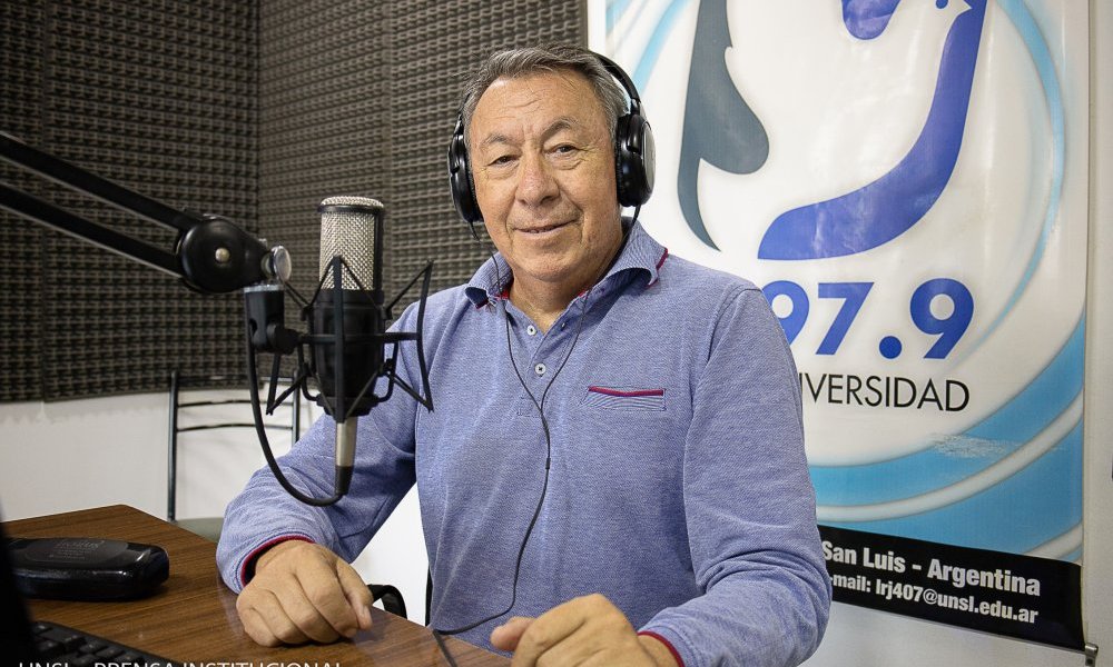 Radio Universidad estrena «Voces del cincuentenario» con Oscar Flores